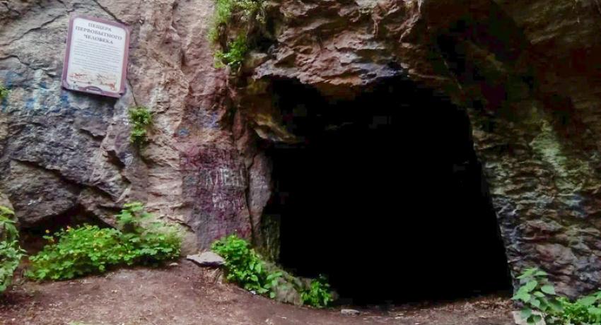 Пещера первобытного человека в Селитряных скалах. Окрестности Железноводска