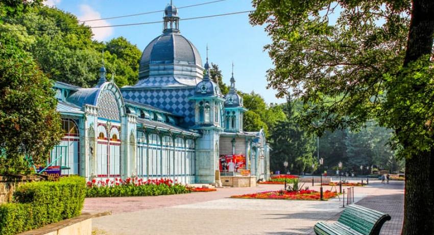 Пушкинская галерея в курортном парке Железноводска 